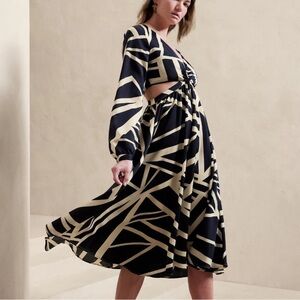 Banana Republic front twist dress. Long sleeves. V- neck. Size 8